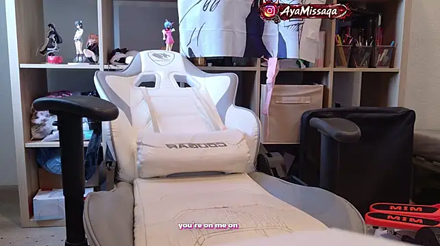qelvrix (F young) - dildo in a naked ass