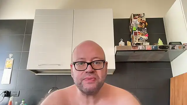theitalianbear live cam on StripChat