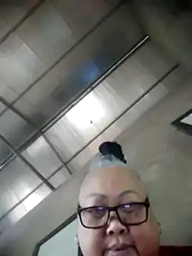 YourMomy live cam