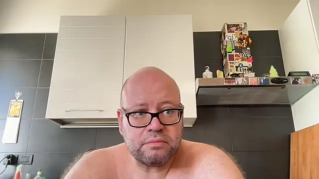 theitalianbear live cam on StripChat