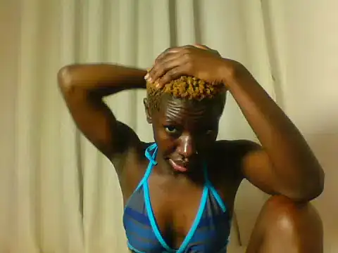 Goldy_petite live cam on StripChat