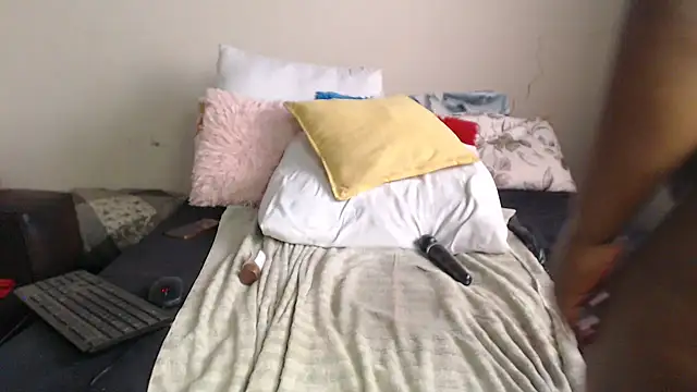 Hugecurvyass3xx live cam on StripChat