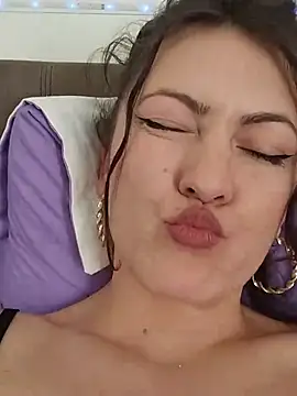 LoraBelle12 live cam on StripChat