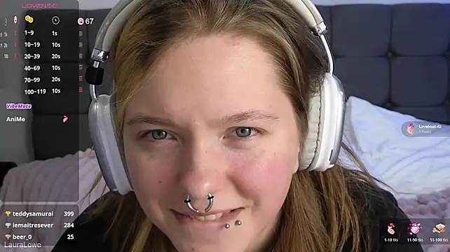 LauraLowe live cam on StripChat