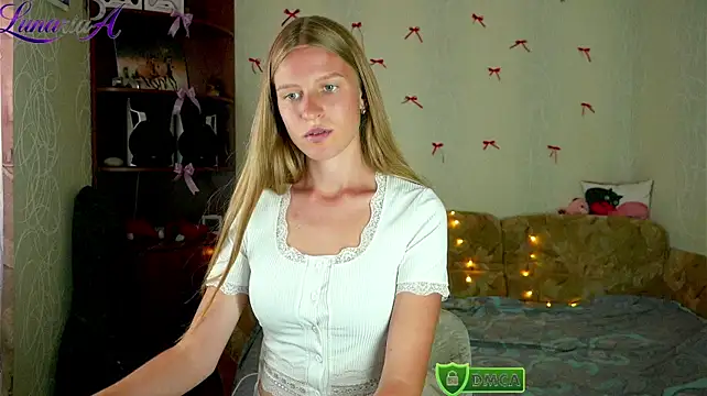 Lunariaa live cam on StripChat
