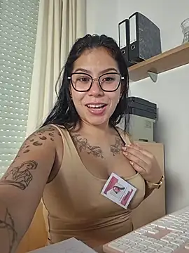 susana_castle (F young) - Topless 5 min in the office