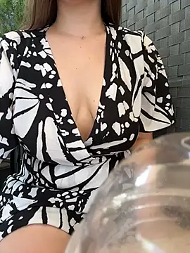 crazytori (F young) - Take off bra in cafe LT🎁