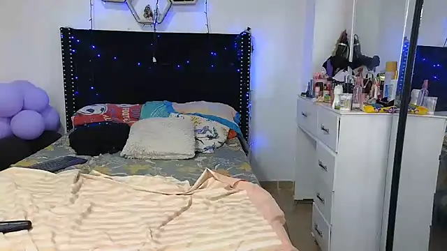 charlotte_077 live cam on StripChat