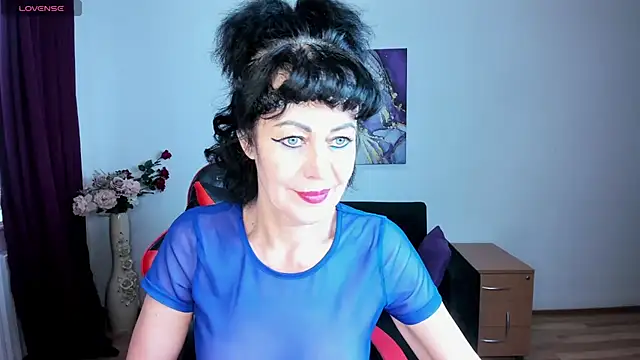 silvia_wallec (F mature) - Doggy style and spreading the buttocks