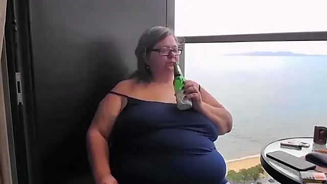 sex2 (F mature) - squirt into a glass, pour on the body