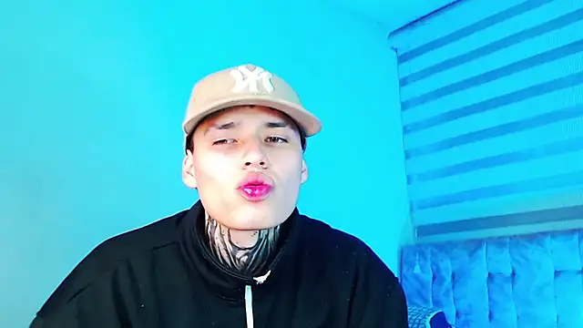 _justinmoon2 live cam on StripChat