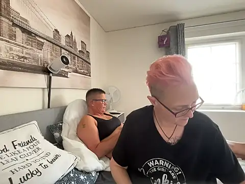 Curvy-Jinx live cam on StripChat