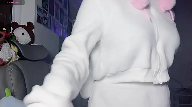 Tieu-May live cam