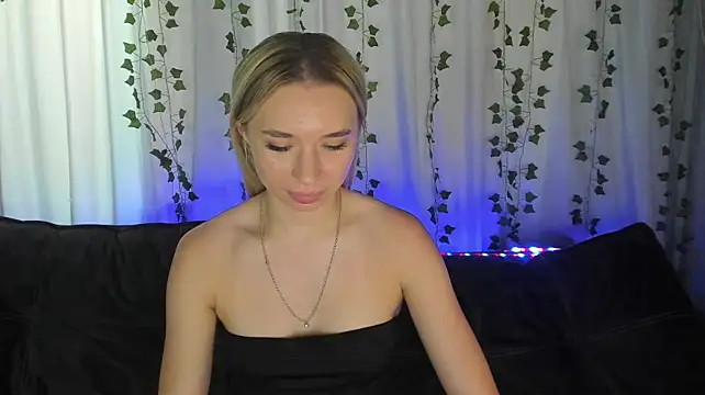 Emily_Hartt live cam on StripChat