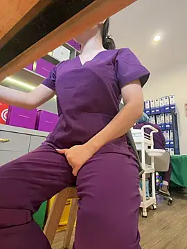 secretly_masturbating live cam on StripChat