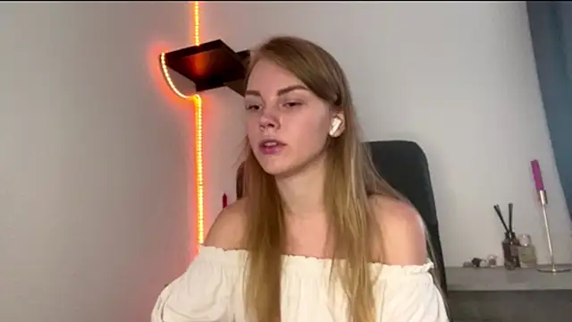 SunnyStrike live cam on StripChat
