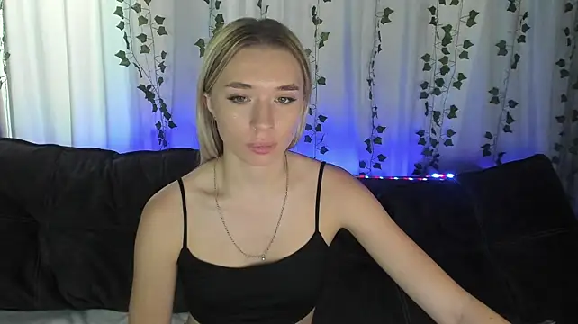 Emily_Hartt live cam on StripChat