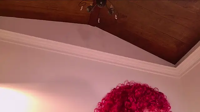 lara_curly live cam on StripChat