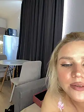 April_Purr live cam on StripChat