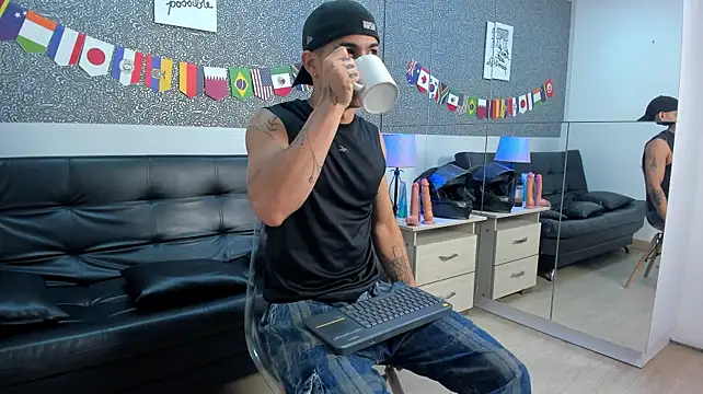jared_cole (M young) - show biceps