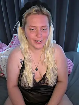 Blondiee3088 live cam on StripChat