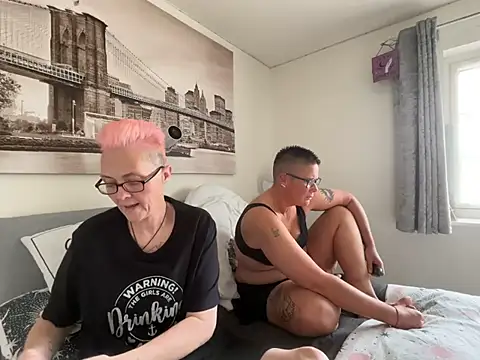 Curvy-Jinx live cam on StripChat