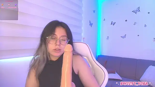 sweettvera live cam on StripChat