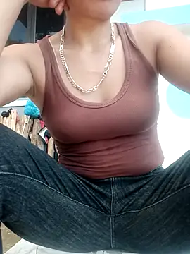 Bella-lynlyn live cam on StripChat