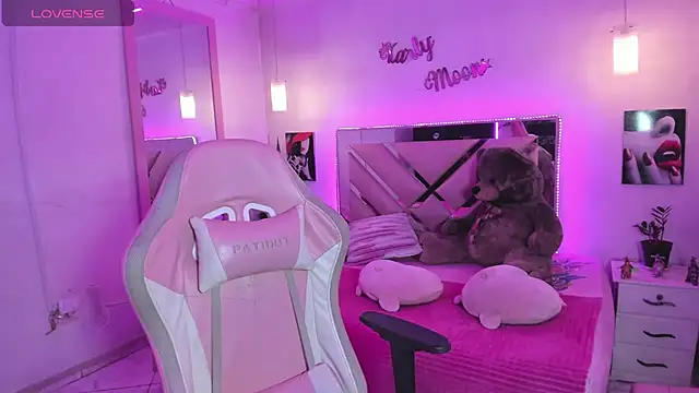 Karly_moon live cam on StripChat