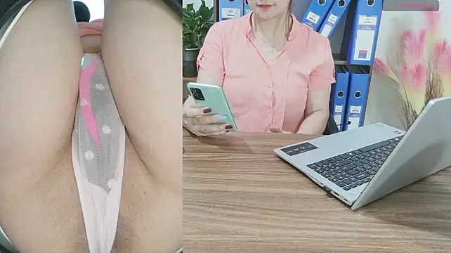 Lisa-sqiurt live cam on StripChat