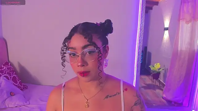 antonelllepiercee live cam on StripChat