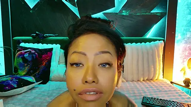 ElyaQuinn live cam on StripChat