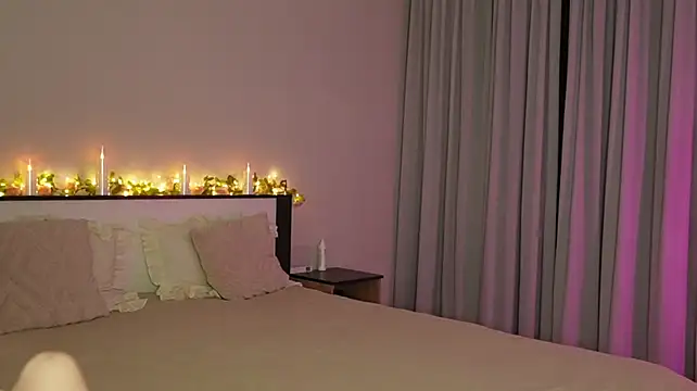Undertheskin live cam on StripChat