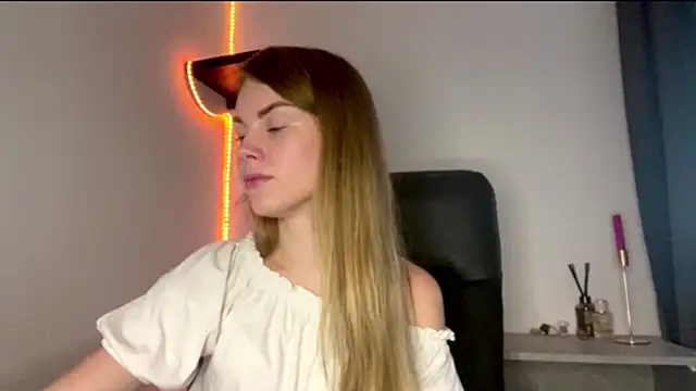 SunnyStrike live cam on StripChat