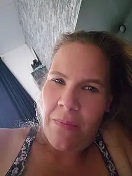 JoyceAndFriends live cam on StripChat