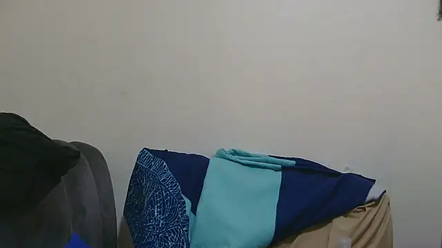 sluttylaura21 live cam on StripChat