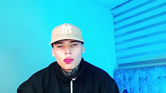 _justinmoon2 live cam on StripChat