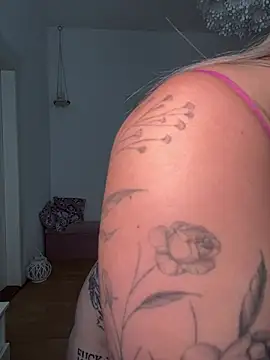 Shorty_Holly live cam on StripChat
