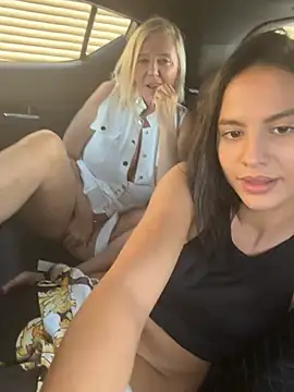 TUNDEROSE1 live cam on StripChat