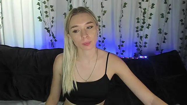 Emily_Hartt live cam on StripChat