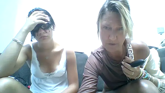 JeuneCharme1's live cam