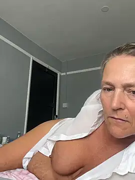 Blondnboujee53