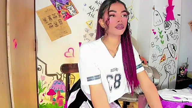 bloom444 live cam on StripChat