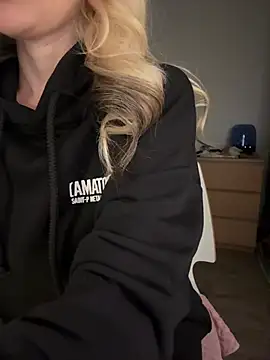 Webcam Model(xDinnax) is live