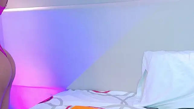 NaomiKlarc live cam on StripChat
