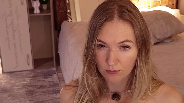 Hello_Lisha live cam on StripChat
