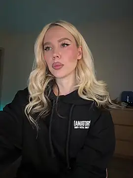 Webcam Model(xDinnax) is live