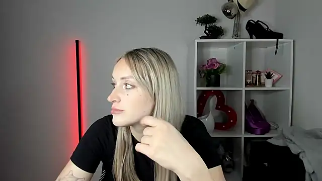 EvelynBlond live cam on StripChat