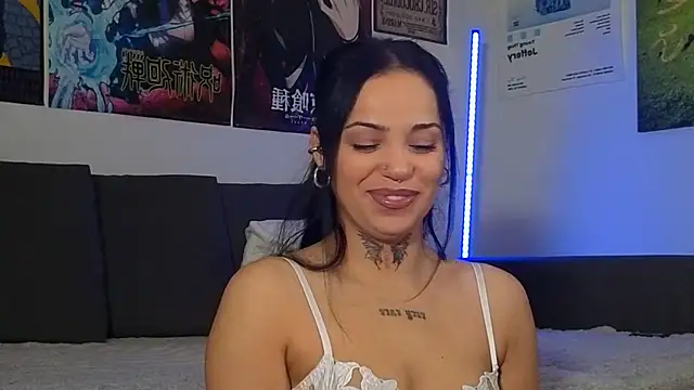 KiraQuinn1 live cam on StripChat