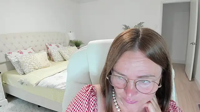 Vika73 live cam on StripChat